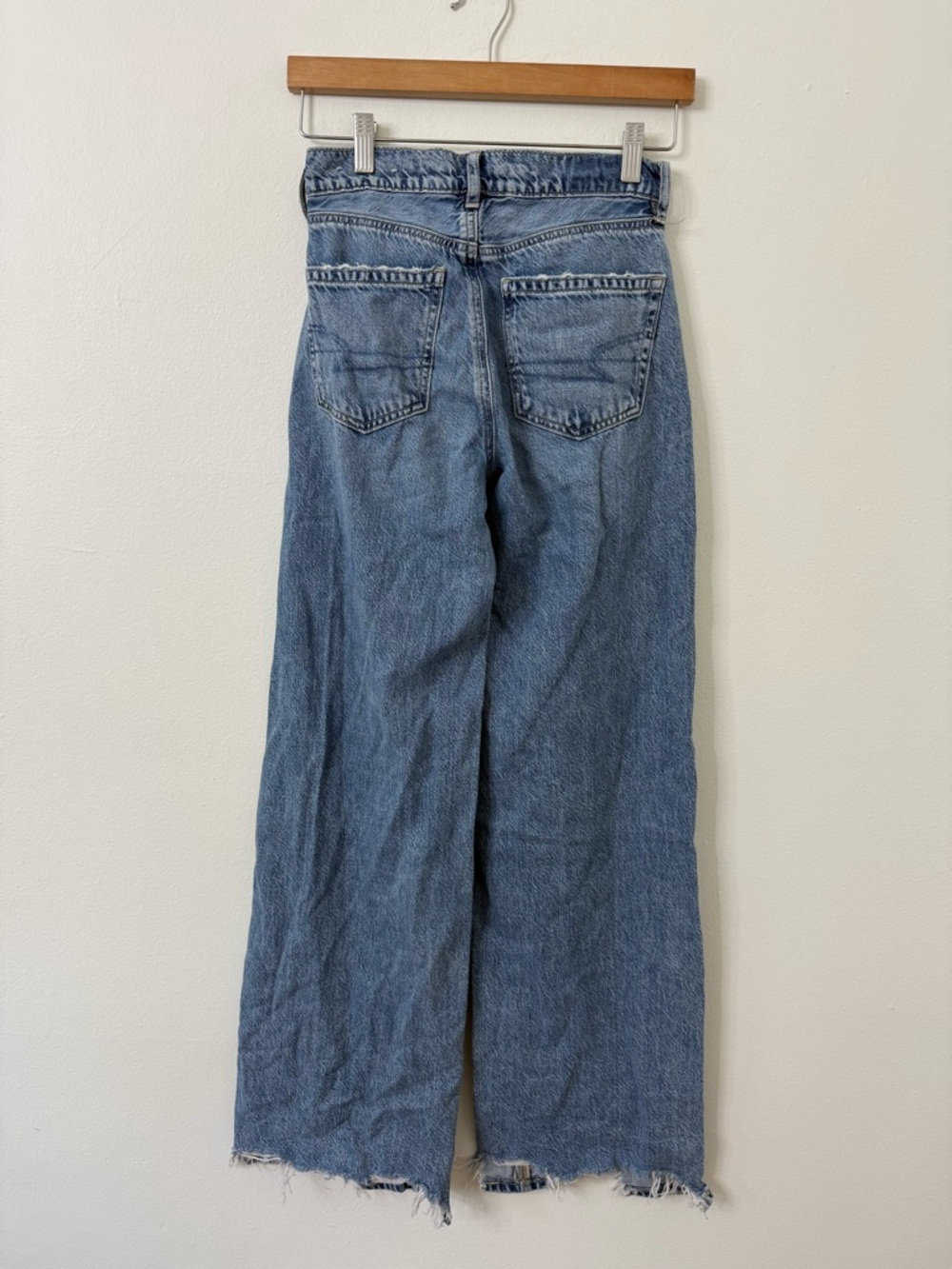 {000} American Eagle Super High-Rise Baggy Wide Leg Women's Jeans in Light Blue - Picture 6 of 9